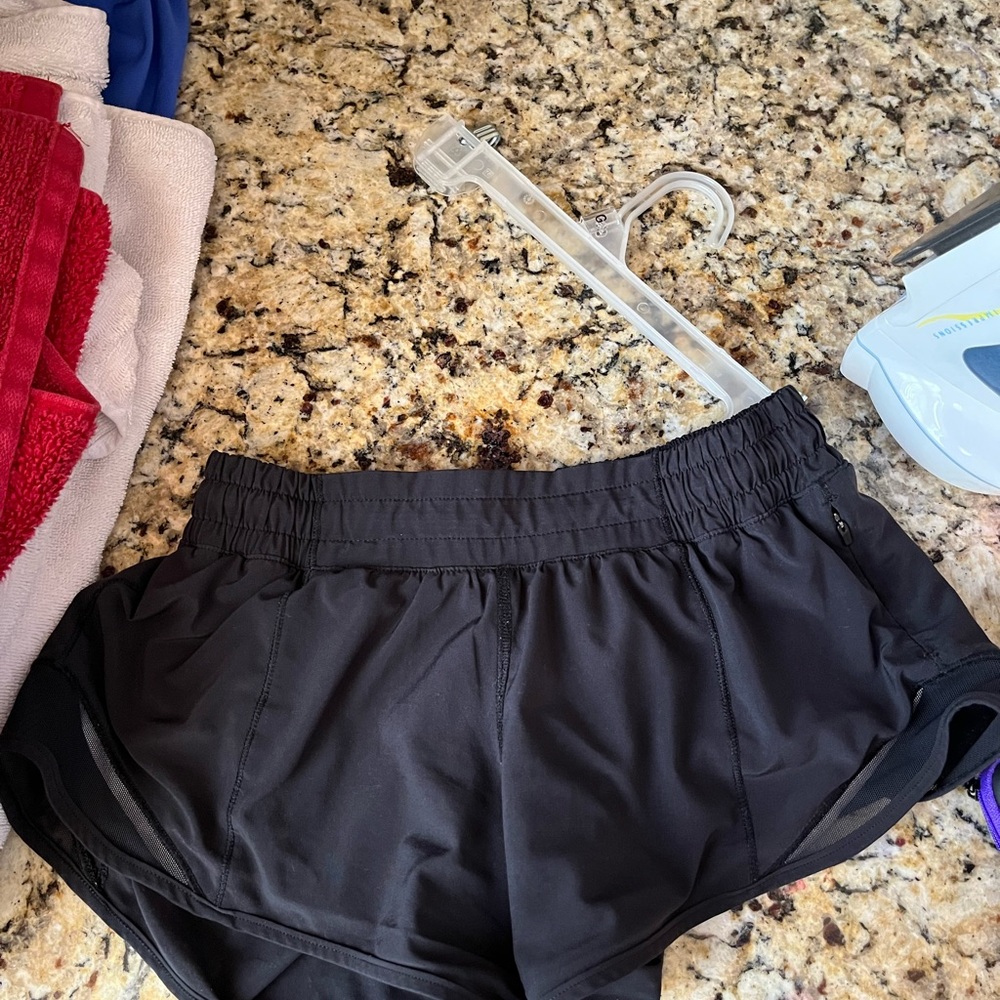 Lululemon Black Hotty Hot size 4 2.5 in